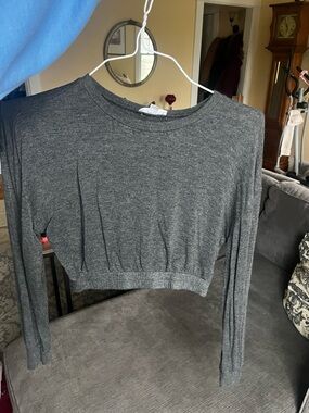Colsie Heather Gray Cropped Long-Sleeve Top